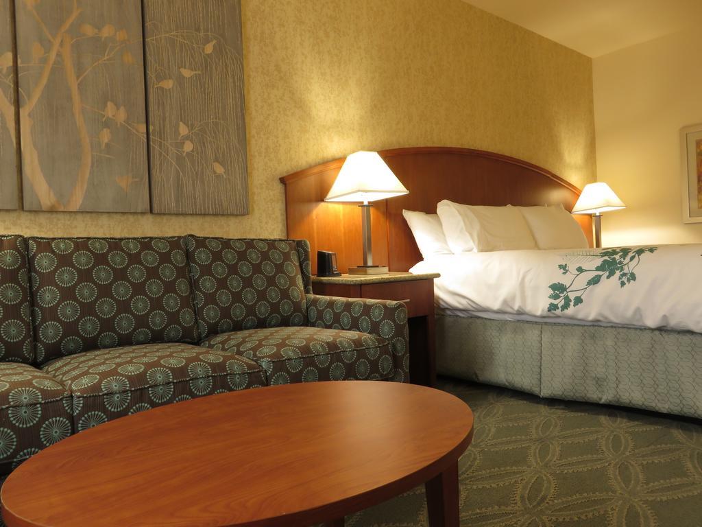 Wingate By Wyndham Elkins Hotel Room photo